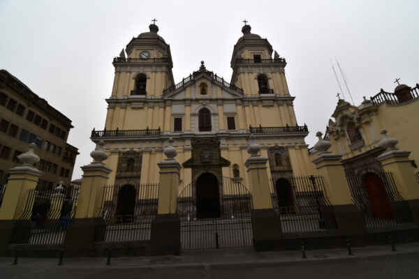 Lima - Iglesia de San Pedro je španělský název pro kostel svatého Petra v Limě v Peru. Kostel byl dokončen v roce 1638. Je spravován jezuity a byla vytvořena bazilika jako součást Limské arcidiecéze. Kostel je součástí historického centra Limy, které bylo na seznam světového dědictví UNESCO přidáno v roce 1991