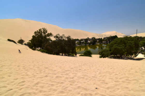 3.den: Zastávka v oáze Huacachina - Vesnice postavená kolem malé oázy obklopené písečnými dunami.