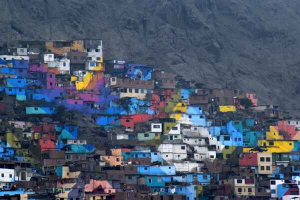 Lima - Barevné domečky pod Cerro San Cristóbal.