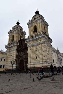 Lima - Basílica y Convento de San Francisco je španělský název pro klášter sv. Františka, který se nachází v Limě v Peru, jižně od Parque la Muralla a jeden blok na severovýchod od Plaza Mayor v Limě. Kostel a klášter jsou součástí historického centra Limy, které bylo zapsáno na seznam světového dědictví UNESCO v roce 1991.