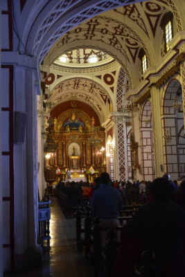 Lima - Basílica y Convento de San Francisco 
Kostel a klášter byly požehnány v roce 1673 a dokončeny v roce 1674. Ačkoli přežil několik zemětřesení neporušený v letech 1687 a 1746, utrpěl rozsáhlé škody při zemětřesení v roce 1970. Kostel je známý svou architekturou , vysokým příkladem španělského baroka .