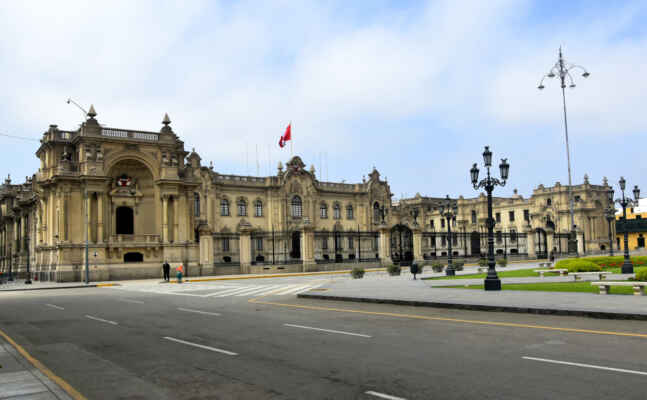 Lima - Prezidentský palác či původním názvem Palacio de Gobierno, stojí na náměstí Plaza de Armas již od doby, kdy byla založena Lima Franciscem Pizarrem.