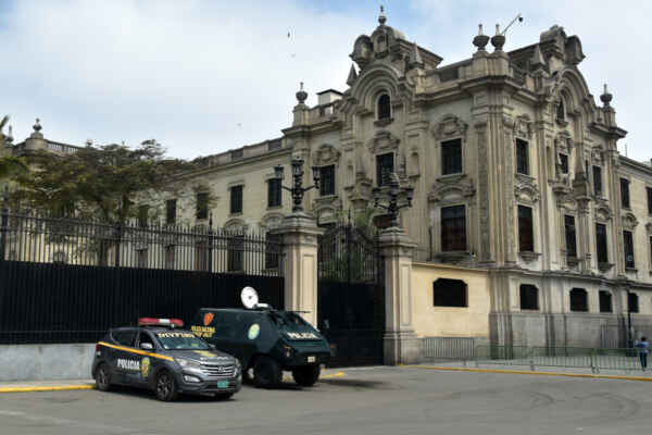 Lima - Prezidentský palác. Přestože byla budova nesčetněkrát opravována a přestavována kvůli zemětřesením, je ozdobou Plaza de Armas