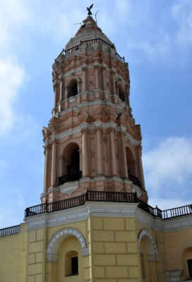 Lima - Basílica del Santísimo Rosario
Tento klášter dosáhl maximální slávy přibližně v polovině XVII. Století díky nesčetným plodům posvátnosti a vědy a díky velkoleposti jeho stavby. Z tohoto kláštera pocházelo 18 biskupů, mnoho učitelů a rektorů Univerzity San Marcos