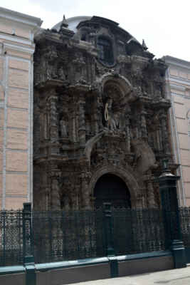 Lima - Bazilika a klášter San Agustín se nachází v historickém centru Limy, před stejnojmenným náměstím a pár bloků od hlavního náměstí Plaza Mayor. Jeho péče je od svého založení provozována augustiniánskými mnichy a patří do provincie Panny Marie Milosti.
