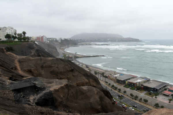 Lima - Pláže Playa Las Cascadas a Playa Barranquito na březích Pacificu.