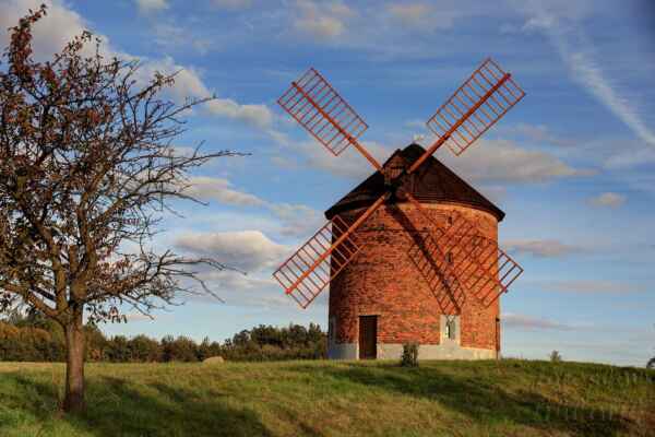 V minulém albu je větrný mlýn v Kunkovicích, pár kilometrů od něj stojí další.